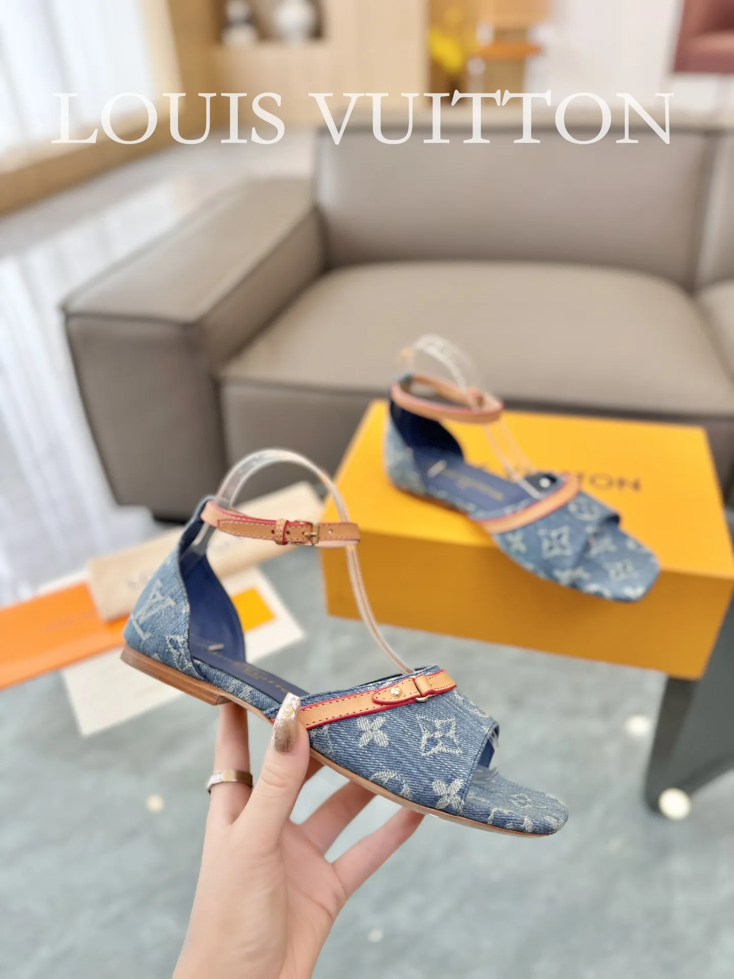 👟👟Ex-factory price 620👟👟 👟👟The top version of LV Lujia 24/denim jeans are so beautiful. I rarely make Lv family items, but I really can’t refuse this pair of kittens! I purchased the original version and developed it with care. The heels are custom molded. The brown leather with presbyopic denim is so brilliant! The perfect kitten heel, which is just right, is high-end, classic, sexy and comfortable. It is a must-have item that can give you full marks as a summer shoe! Sandals 5cm and 9cm/hollow sandals/ballet shoes 🔜3 items ✅Upper: Denim denim ✅Inner: original customized cowhide ✅Outsole: Italian genuine leather outsole ✅Number of yards: 35-41 (40.41 customization is not returnable) ✅Packaging: full set of exquisite packaging